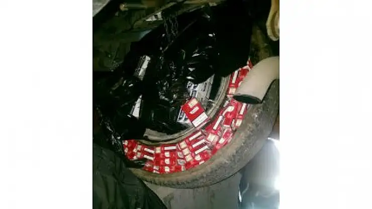 GENÇ KADIN 5 BİN 900 PAKET KAÇAK SİGARAYLA YAKALANDI