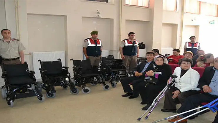 ALAÇAM'DA ENGELLİLER SEVİNDİRİLDİ