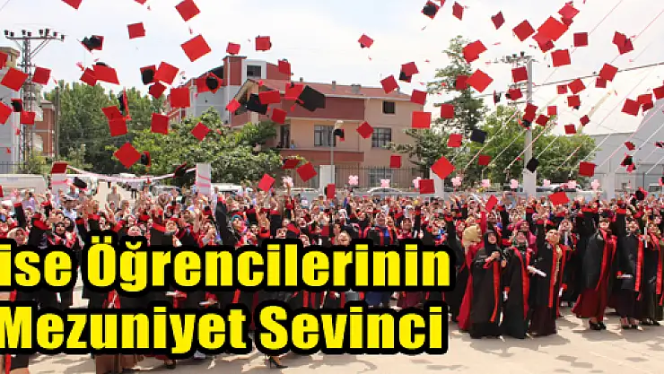 Lise Öğrencilerinin Mezuniyet Sevinci