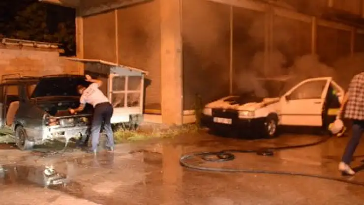  BABASINA KIZDI OTOMOBİLLERİ ATEŞE VERDİ