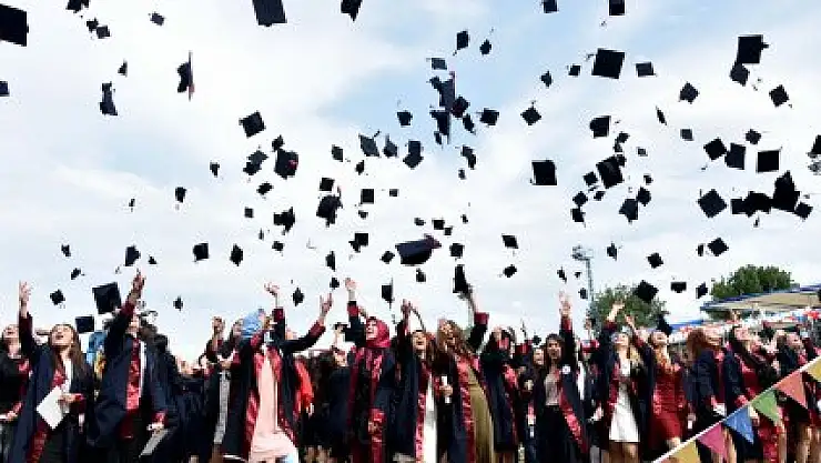 İKTİSADİ VE İDARİ BİLİMLER FAKÜLTESİ 360 MEZUN VERDİ