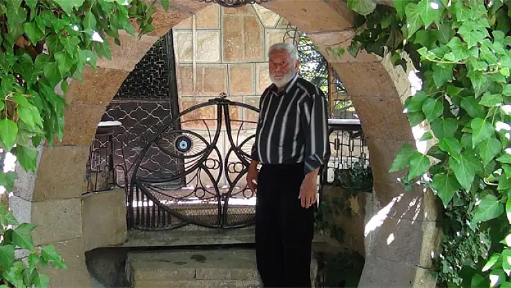 Dokumacı kuşundan etkilendi evini kendi inşa etti