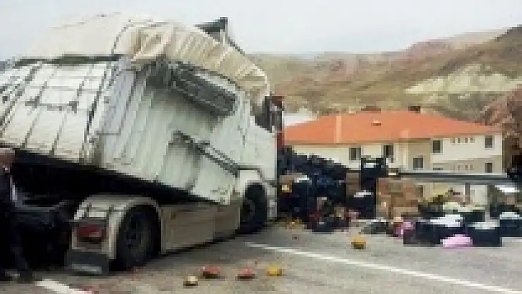 Sebze yüklü TIR devrildi
