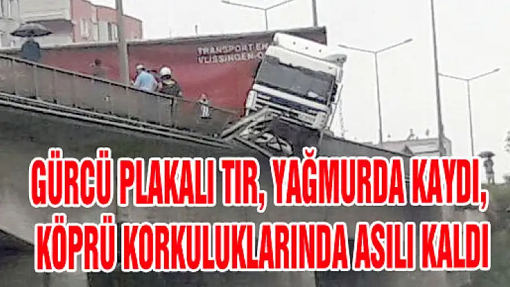 GÜRCÜ TIR KÖPRÜDE ASILI KALDI