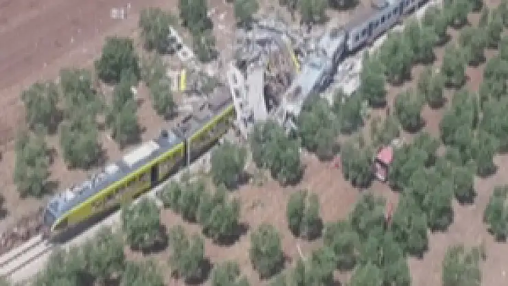 İtalya'da trenler kafa kafaya çarpıştı: En az 12 ölü