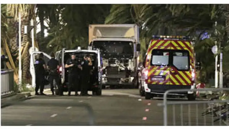 Fransa'da kamyon kalabalığa daldı: 84 ölü, 100'den fazla yaralı