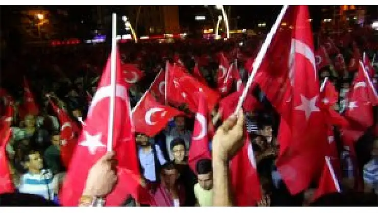 Firmalar darbe girişimi sonrası bayrak yetiştiremiyor