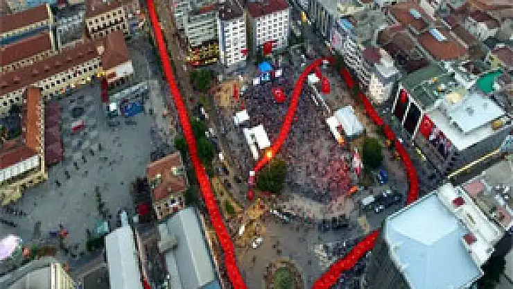 Samsun'da bin 919 metrelik Türk bayraklı demokrasi yürüyüşü
