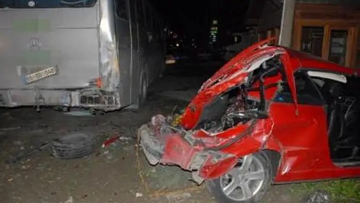 Park halindeki otobüse çarptı: 3 yaralı