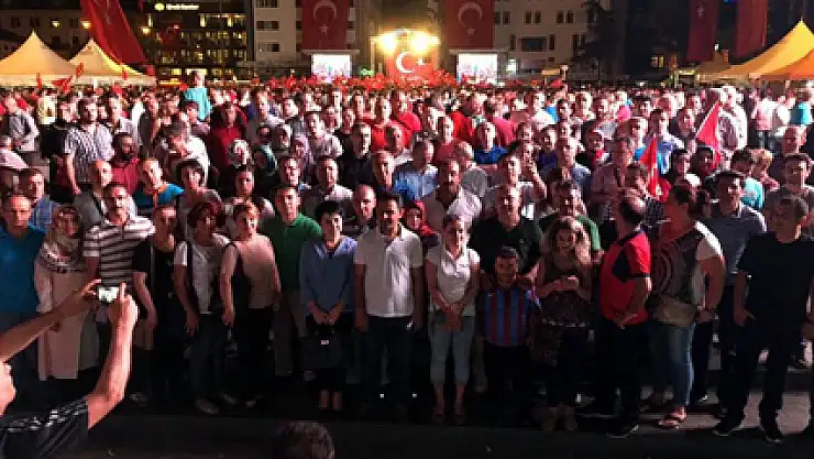  Sağlık çalışanları demokrasi nöbetinde