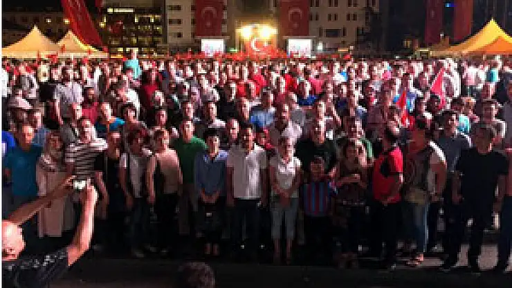 Sağlık çalışanları demokrasi nöbetinde