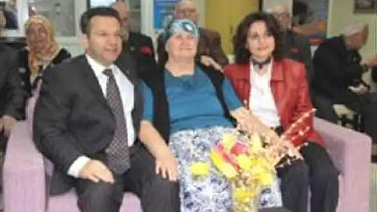 Vali Aksoy ve Eşi, Huzurevinde Annelerin Gününü Kutladı