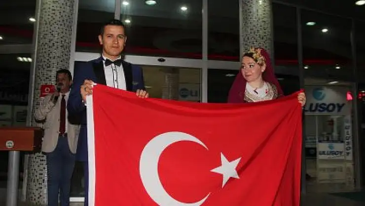  Kavak'ta gelin ve damat demokrasi nöbetinde