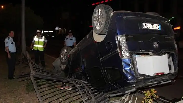 Kamyonet refüjdeki korkuluklara çarptı: 2 yaralı