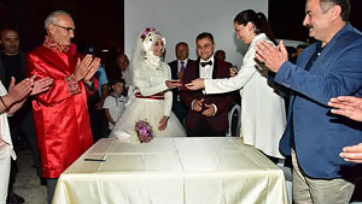 Başkan Yılmaz demokrasi nöbetinde nikah kıydı