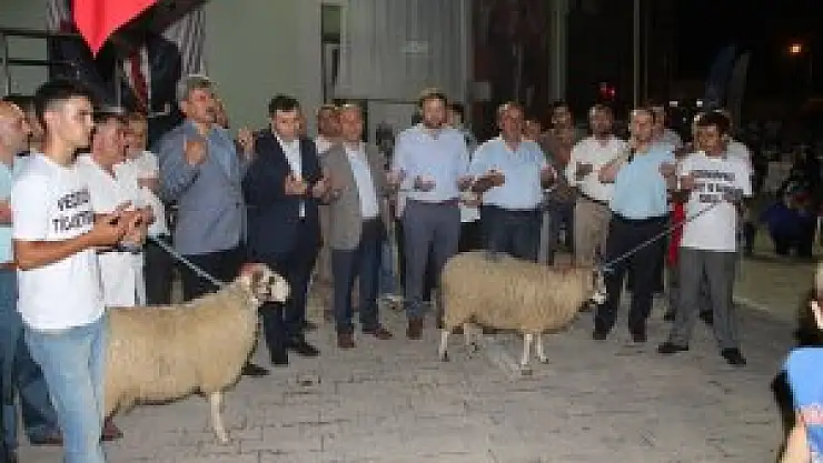 Vezirköprü'de kurbanlı demokrasi nöbeti