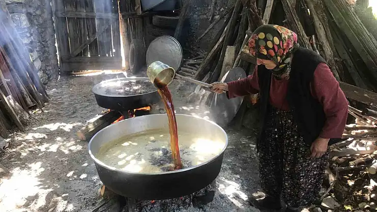 50 kiloluk kazanlarda 1 litre külle kaynatılıyor