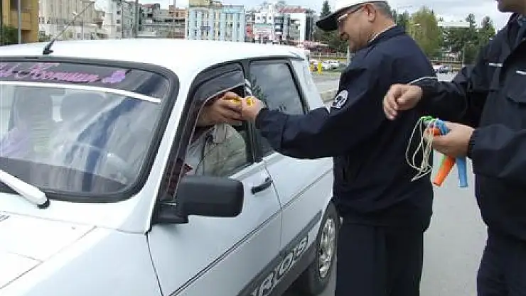 Trafik Ekipleri Broşür Ve Balon Dağıttı…
