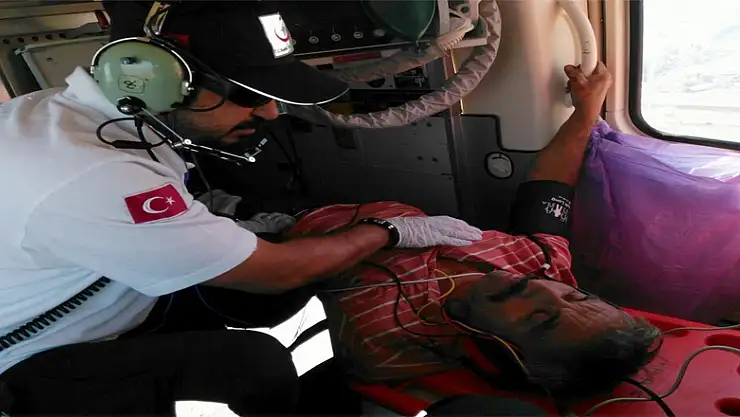 Hızarla ayağını kesti, ambulans helikopterle hastaneye kaldırıldı