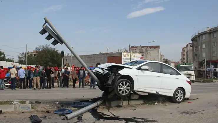 Otomobil ile motosiklet çarpıştı: 2 yaralı