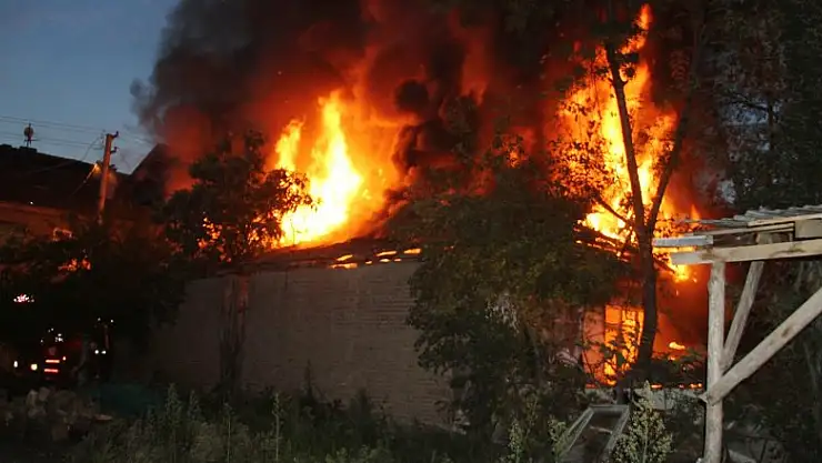 Tek katlı ev alevlere teslim oldu