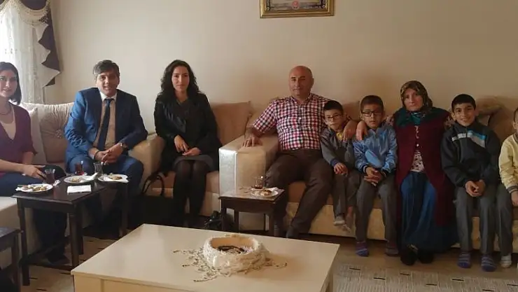  Öğrenciler şehidin doğum gününde baba evini ziyaret ettiler