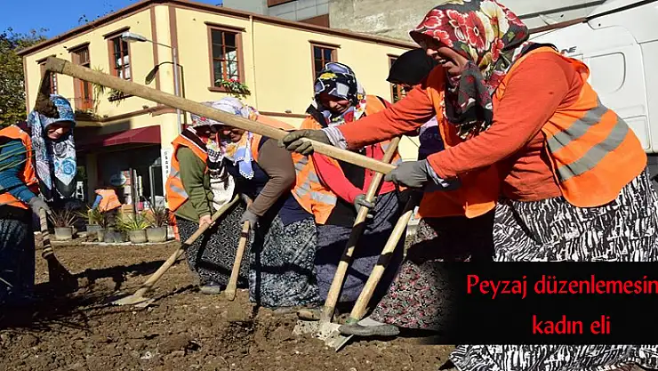 Peyzaj düzenlemesine kadın eli 