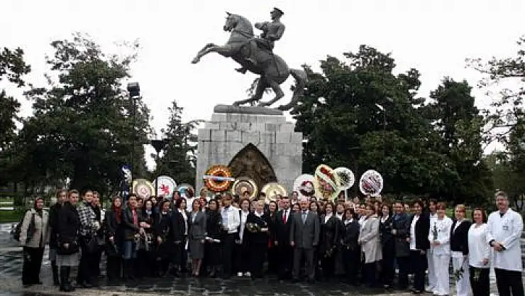 Hemşireler Atatürk anıtına çelenk bıraktı