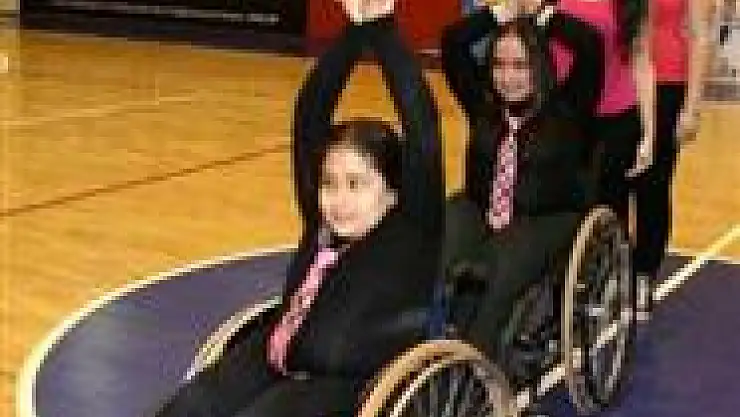 Engelli gençler dansta engel tanımadı