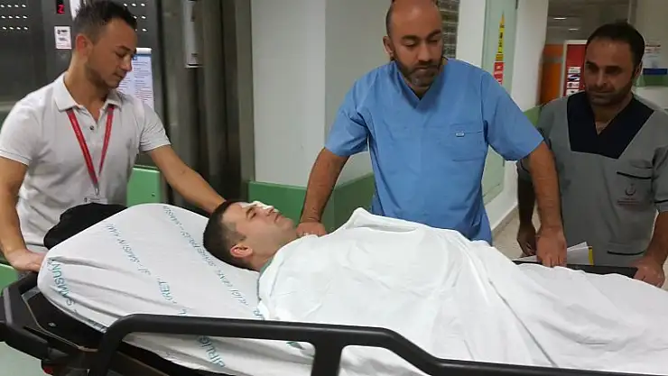 Silahla vurulan hastaya müdahale eden doktoru hastanelik ettiler 
