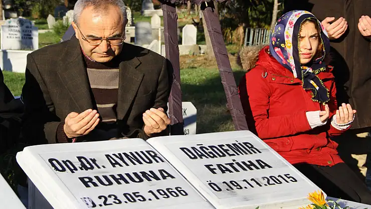 Öldürülen Doktor Aynur Dağdemir mezarı başında anıldı