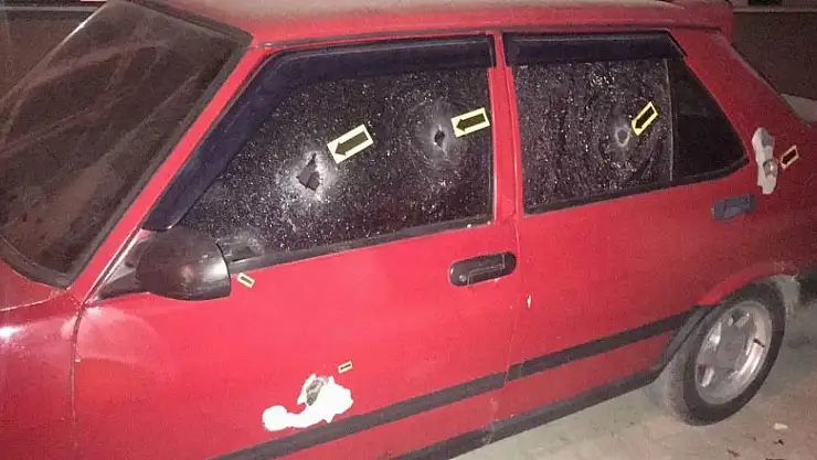 Park halindeki otomobil kurşunlandı