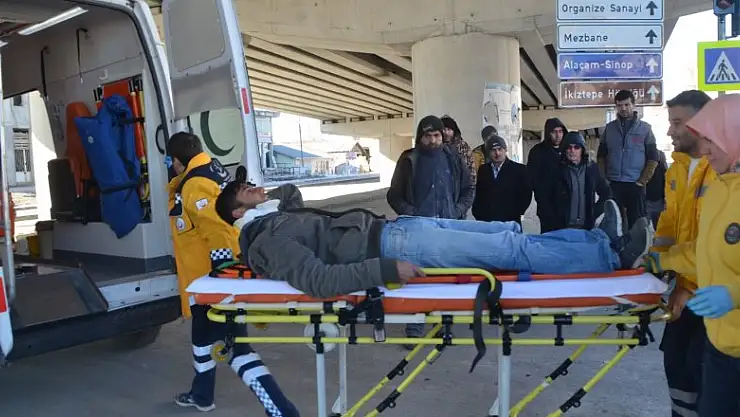  Otomobil ile kamyonet çarpıştı: 3 yaralı