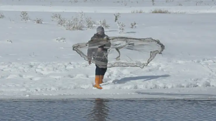 Eksi 20 derecede balık avlıyorlar