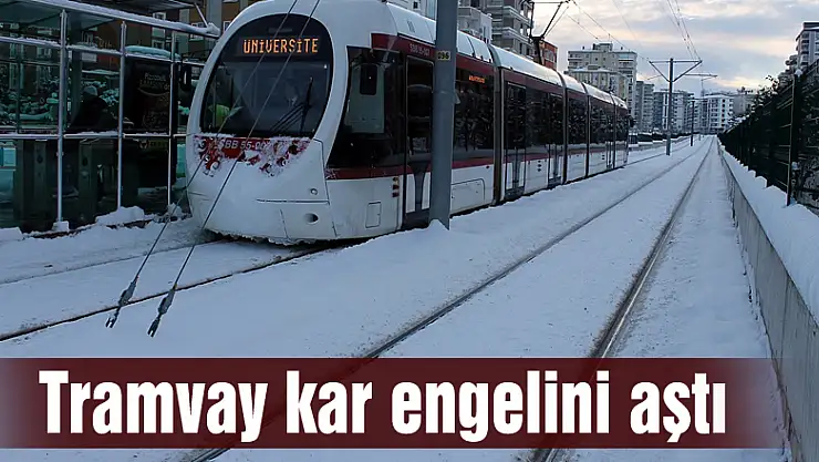 Tramvay kar engelini aştı