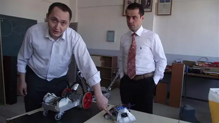 E.M.L, Robot projesi ile başarı kazandı