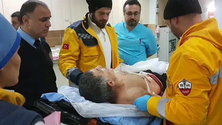 Sokak ortasında bıçaklı saldırıda yaralandı