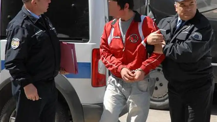 Büfeciyi hastanelik edip içkileri gasp ettiler