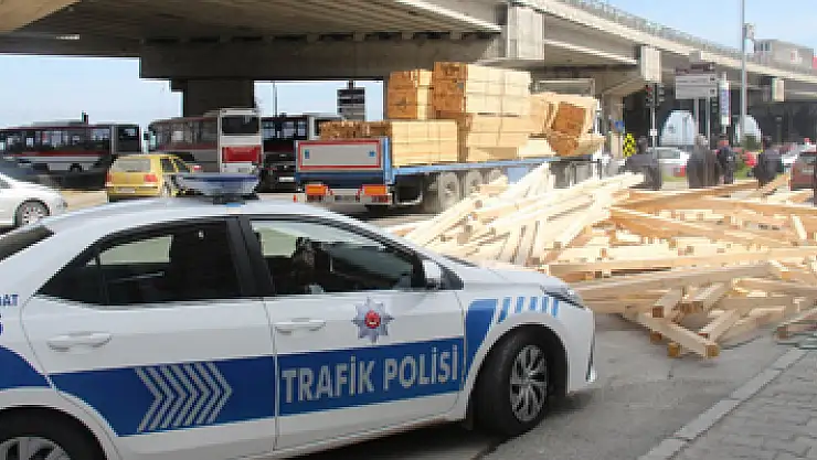 Tır devrilme tehlikesi geçirdi, keresteler yola saçıldı