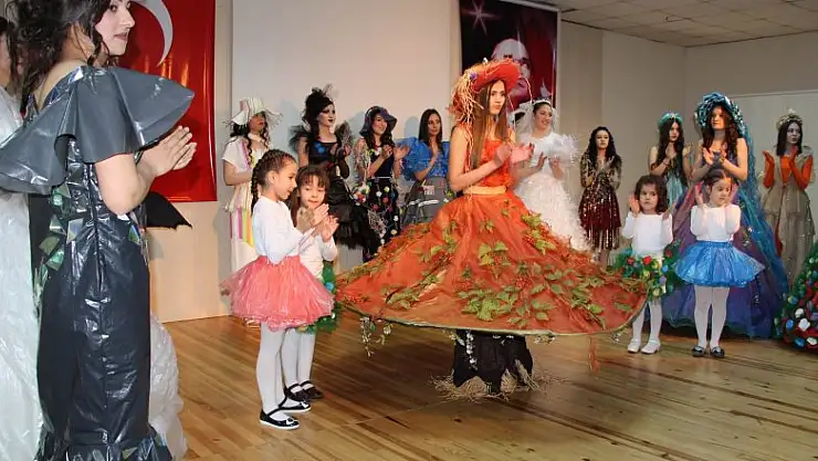 Çöpten topladıkları malzemelerle defile yaptılar 