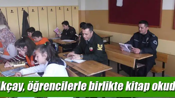 Akçay, öğrencilerle birlikte kitap okudu