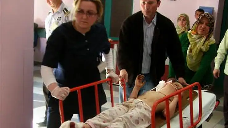 Otomobilin çaprtığı çocuk yaralandı