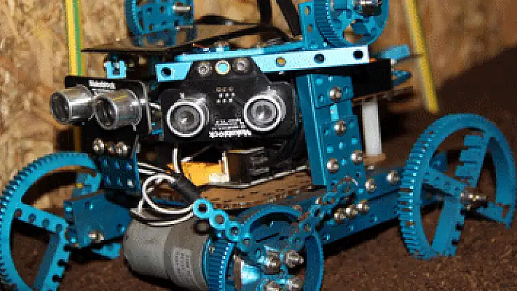 Ortaokul öğrencisinden tarla süren robot