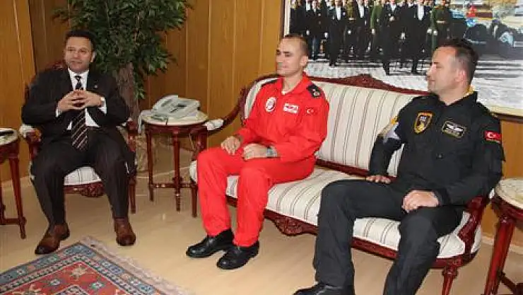 Türk Yıldızlarından Aksoy'a ziyaret