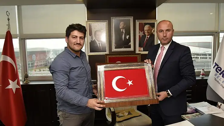  15 Temmuz gazisinden Başkan Togar'a nakış işlemeli Türk bayrağı tablosu