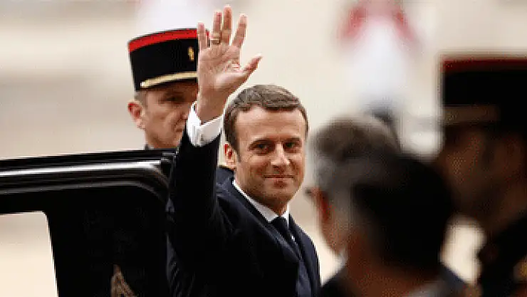 Emmanuel Macron görevi devraldı