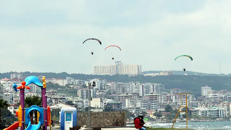 Gökyüzü paramotorlarla şenlendi