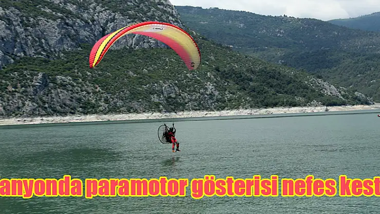  Kanyonda paramotor gösterisi nefes kesti