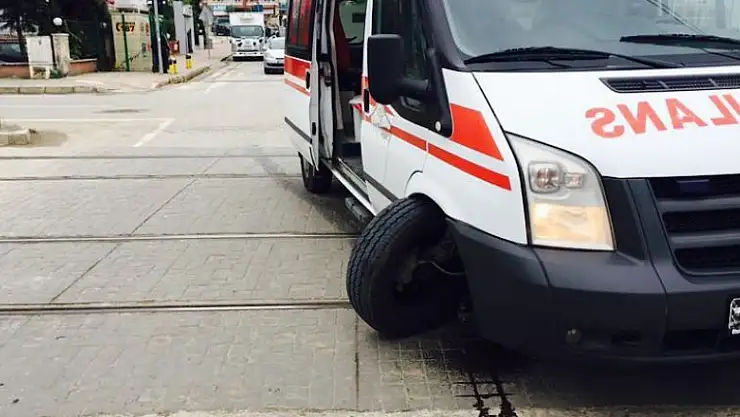 Seyir halindeki ambulansın tekerleği çıktı