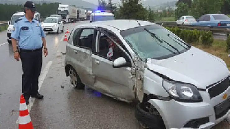 Samsun'da otomobil aydınlatma direğine çarptı: 2 yaralı